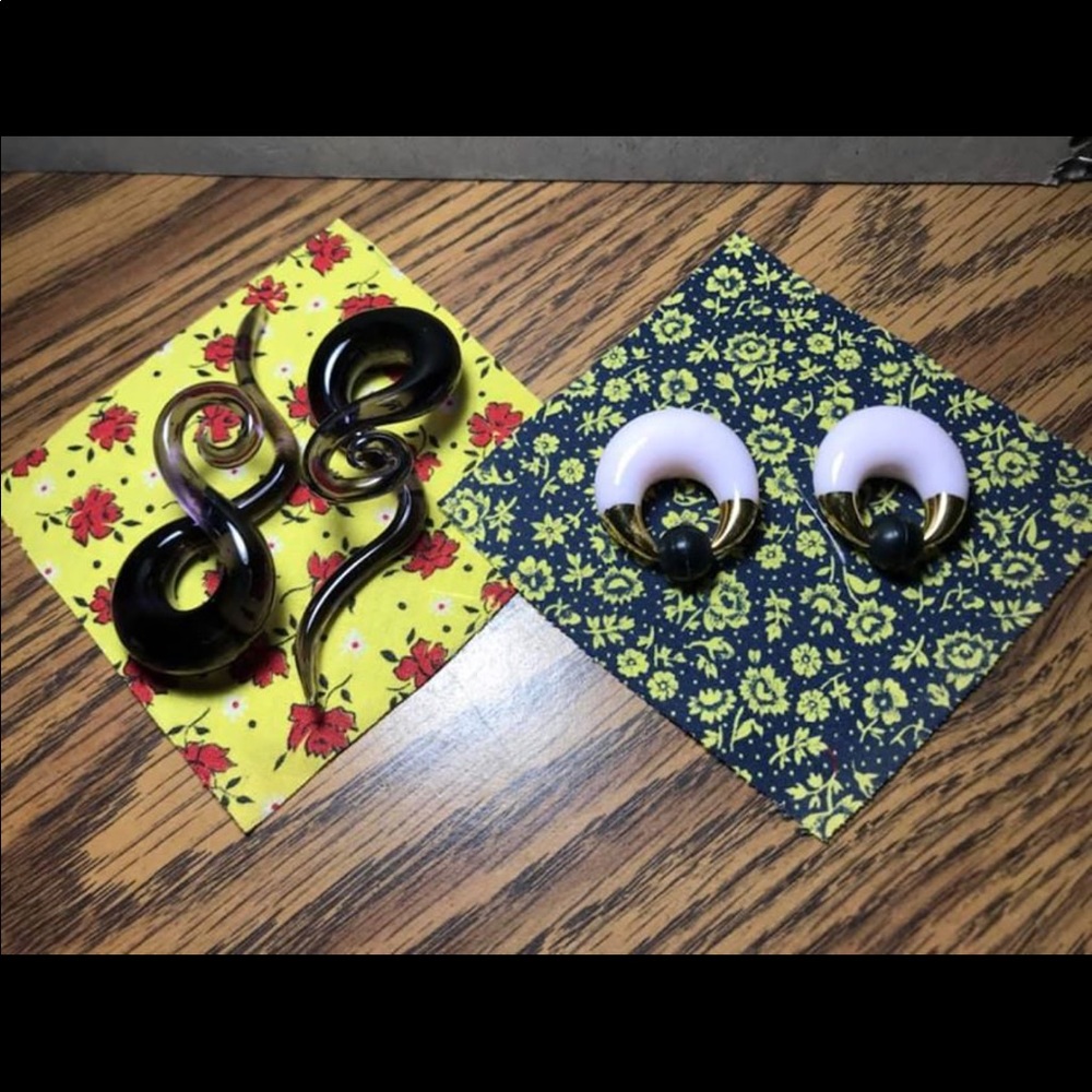 Hanging style for stretched ears